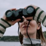 Mujer mirando con binoculares