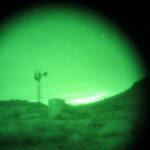 Imagen de visión nocturna con binoculares